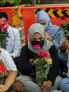 Familias esperaban encontrar con vida a los tripulantes del submarino que naufragó en Indonesia