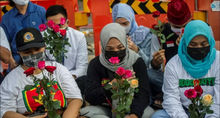 Familias esperaban encontrar con vida a los tripulantes del submarino que naufragó en Indonesia