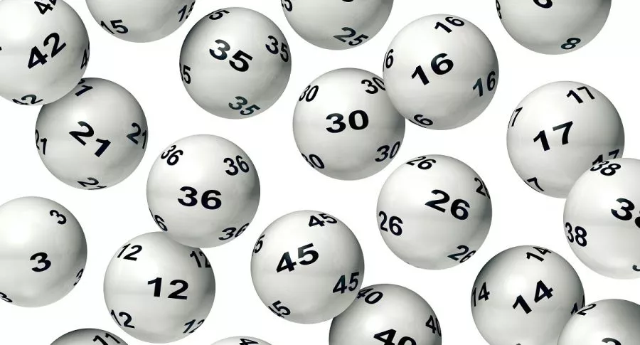 Fotografía de referencia de balotas de lotería cayendo con un fondo blanco. Ilustra nota sobre resultados y números ganadores de chances y loterías que se jugaron en Colombia el domingo 25 de abril de 2021.