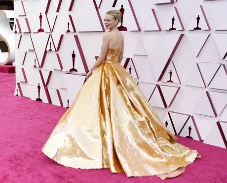 Carey Mulliganen la alfombra roja de la edición 93 de los Premios Óscar 2021, con un atuendo que clasificó entre los mejores y peores vestidos de la gala.