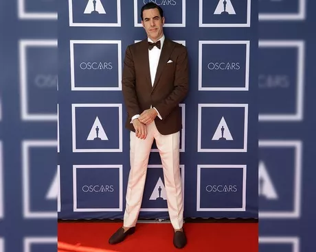 Sacha Baron Cohen en la alfombra roja de la edición 93 de los Premios Óscar 2021, con un atuendo que clasificó entre los mejores y peores vestidos de la gala.