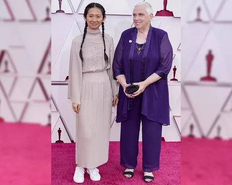 Chloé Zhao y Charlene Swankie en la alfombra roja de la edición 93 de los Premios Óscar 2021, con un atuendo que clasificó entre los mejores y peores vestidos de la gala.