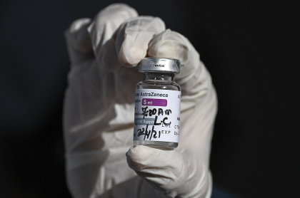 Imagen de dosis de vacuna de AstraZeneca ilustra artículo Coronavirus: Unión Europea inicia acción legal contra AstraZeneca