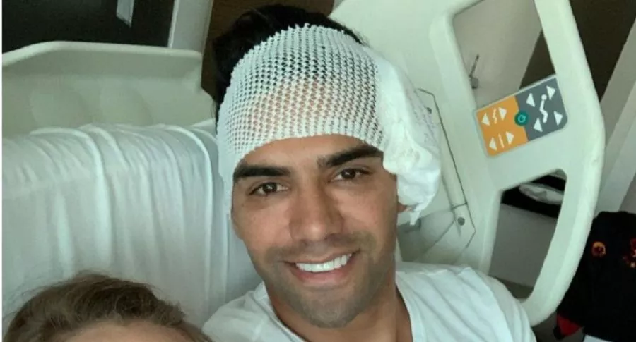 Falcao García luego de su fractura facial, quien ya regresó a entrenamientos con Galatasaray y lo hizo con una máscara especial