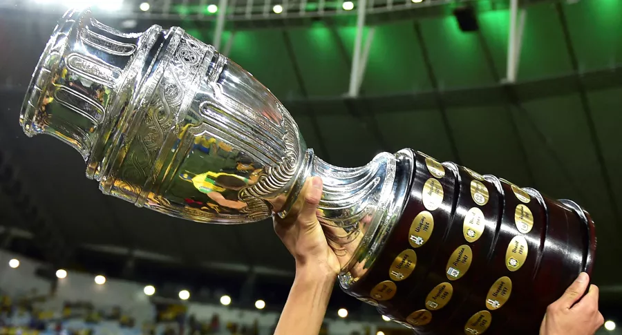 Argentina no se ha retirado de la Copa América que hará con Colombia: Conmebol. Imagen del trofeo de la competición.