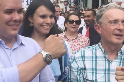 Natalia Bedoya junto a Iván Duque y Álvaro Uribe, quien se defendió por el millonario contrato que tiene con el Gobierno