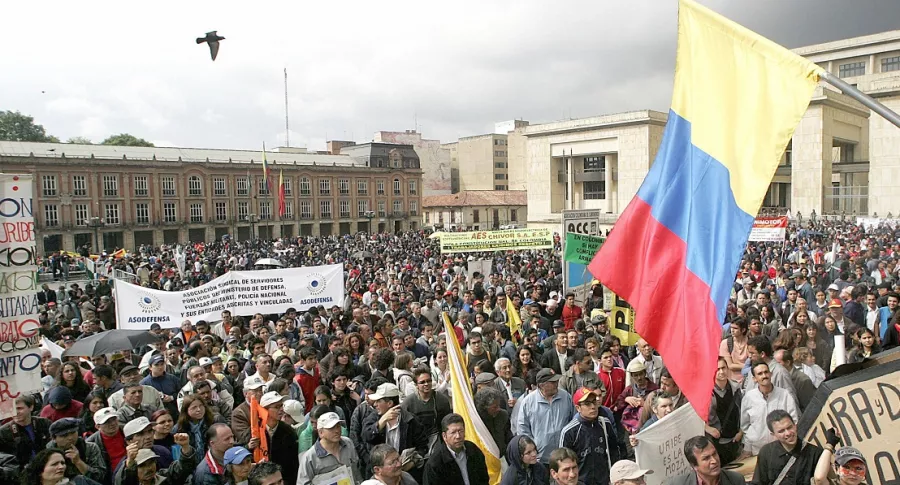 Imagen de protestas en la Plaza de Bolívar de Bogotá ilustra artículo Paro nacional 28 abril: por COVID-19 sindicatos prometen no aglomeraciones