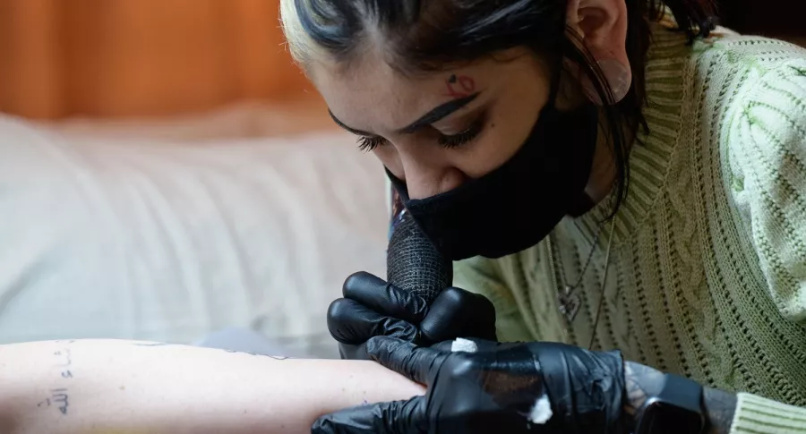 Abigail Glasgow recibe un tatuaje temporal de la tatuadora Marissa Boulay en la tienda de tatuajes Ephemeral el 21 de abril de 2021 en la ciudad de Nueva York.