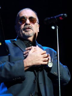 Willie Colón en concierto ilustra nota sobre mensaje que puso en Twitter diciendo que no está bien de salud