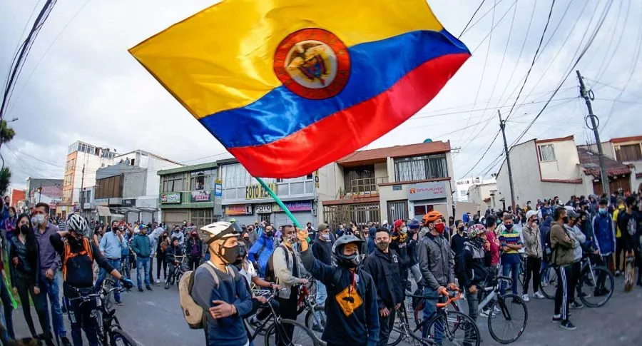 Foto de marchas en Bogotá ilustra nota sobre que el 73 % de 700 colombianos apoya el paro nacional, pero solo la mitad saldría a marchar