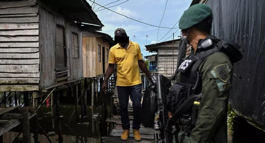 Imagen de civil y policía ilustra artículo Cauca: capturas provocan tensión y desplazamientos