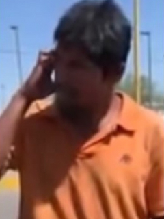 Habitante de calle en México rechaza oferta laboral debido a que prefiere seguir pidiendo limosna en un semáforo.