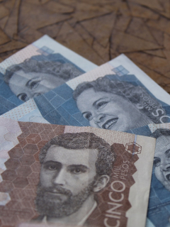 Imagen de dinero colombiano que ilustra la denuncia contra los bancos en época de pandemia