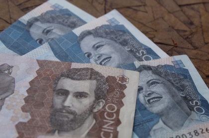 Imagen de dinero colombiano que ilustra la denuncia contra los bancos en época de pandemia 
