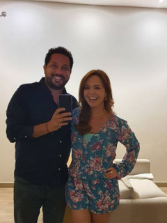 Foto de Daniel Gómez y Natasha Klauss ilustra nota sobre su historia de amor