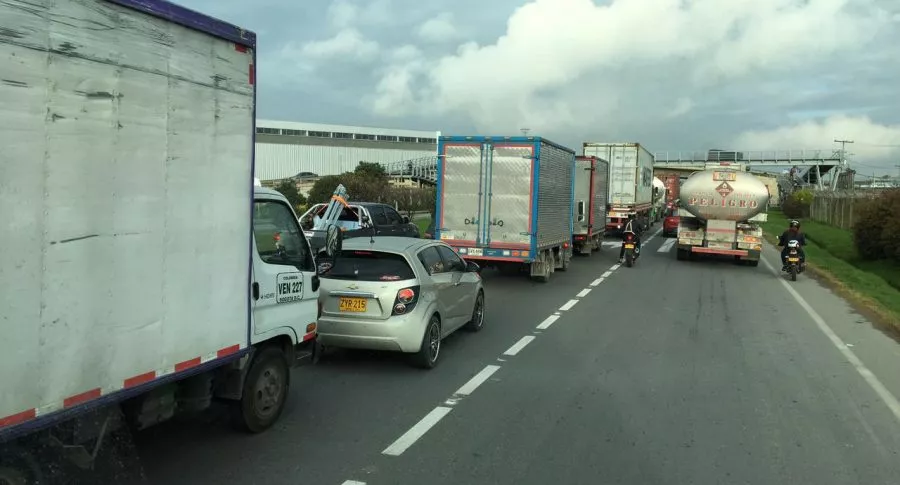 Tráfico por bloqueos en entradas a Bogotá durante paro nacional