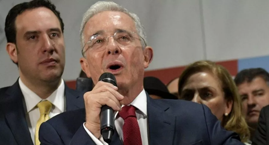 Álvaro Uribe insiste en que Gobierno reduzca número de artículos de Tributaria