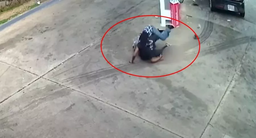 Captura de pantalla de video de anciano en Estados Unidos que enfrenta a joven armado que quería robarlo