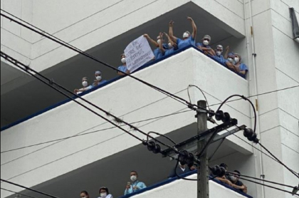 Imagen de personal médico que se sumó a la protesta en Medellín, durante paro nacional