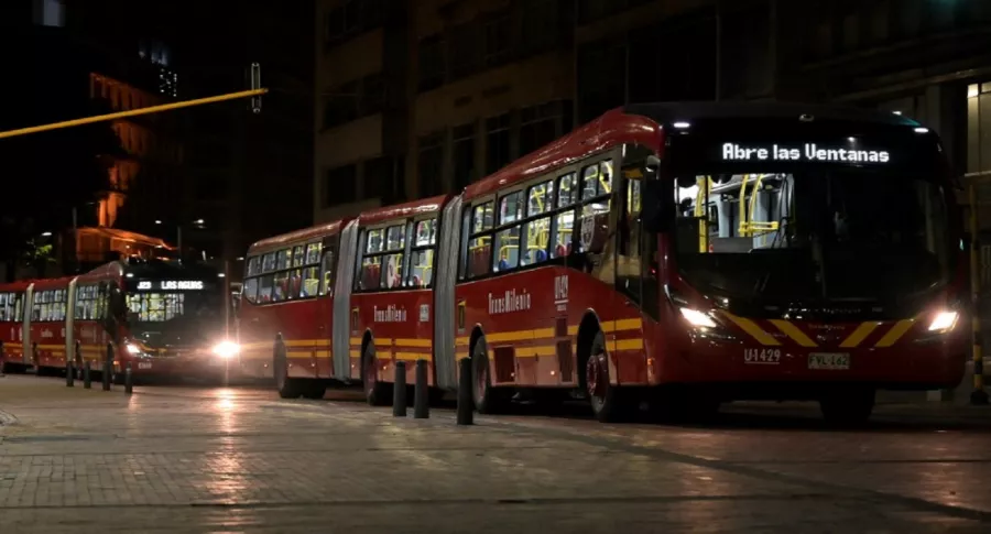 Transmilenio saca buses en noche de paro