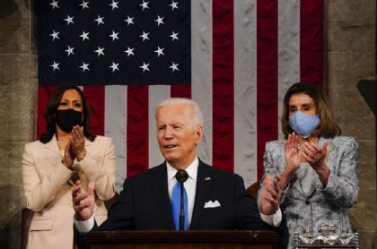 Joe Biden, presidente de Estados Unidos, con la vicepresidenta Kamala Harris y la presidenta del la Cámara de Representantes, Nancy Pelosi.