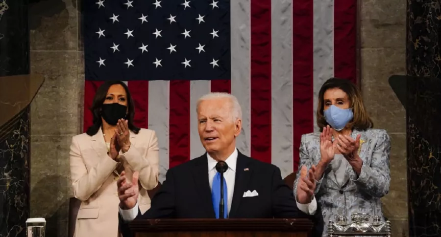Joe Biden, presidente de Estados Unidos, con la vicepresidenta Kamala Harris y la presidenta del la Cámara de Representantes, Nancy Pelosi.