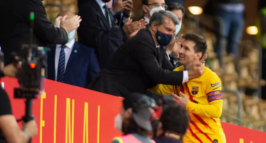 Lionel Messi y el presidente del Barcelona, Joan Laporta, ilustran nota de Lionel Messi ya le habría comunicado al Barcelona que quiere seguir