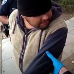 [Video] A hombre latino lo matan igual que a George Floyd: policía lo somete con rodilla