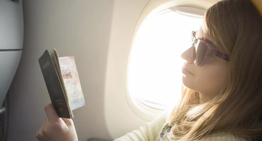 Foto mujer en avión ilustra nota sobre Visa K1 para Estados Unidos