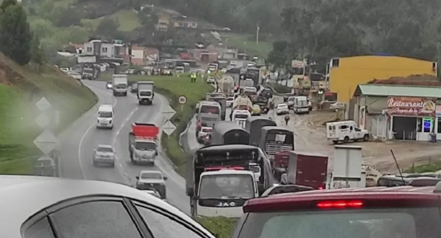 Vía Bogotá-Tunja bloqueada por campesinos y transportadores