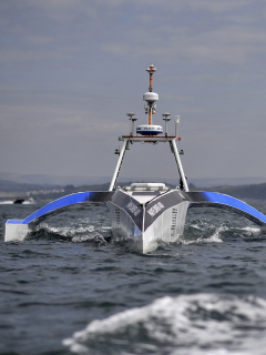 El trimarán autónomo Mayflower 400 se muestra durante una prueba en el mar en Plymouth, suroeste de Inglaterra, el 27 de abril de 2021.
