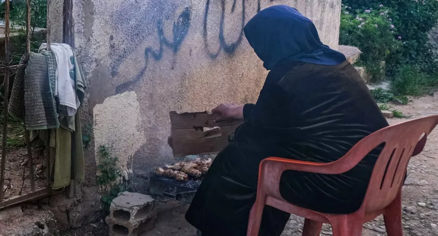 Imagen de una mujer cocinando al aire libre ilustra artículo Pobreza en Colombia: Dane explica qué es ser pobre