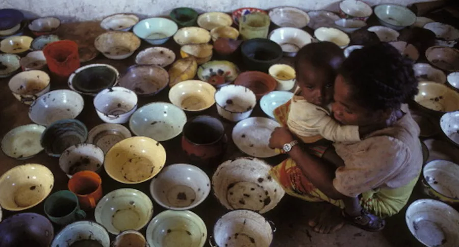 Por hambruna, población de Madagascar acude a comer grillos y hojas de árboles