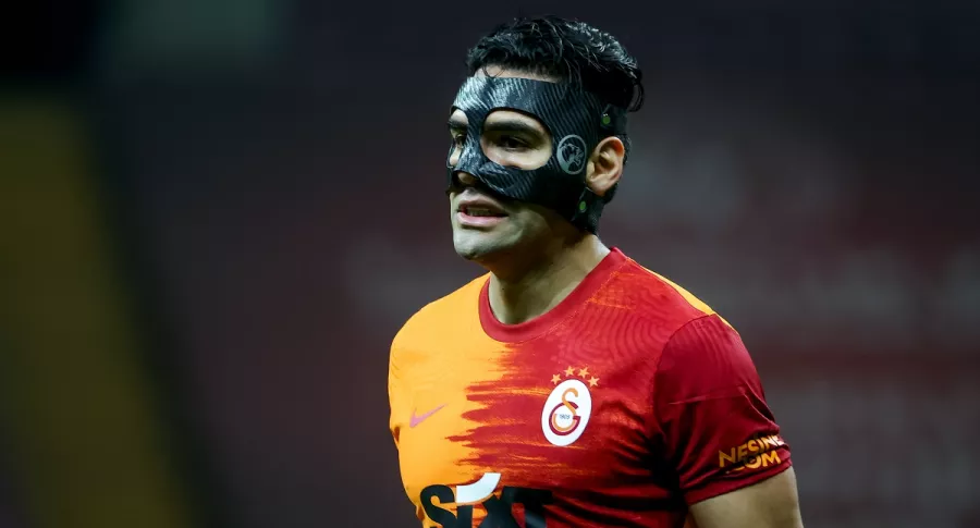 Falcao García con máscara en partido del Galatasaray, a propósito de que revelaron por qué archivaron su bionovela que se cree iba a hacer RCN.