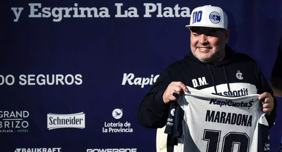 Maradona con camiseta de Gimnasia de La Plata, ilustra nota de Maradona fue "abandonado a su suerte" por su equipo de salud, dice junta médica