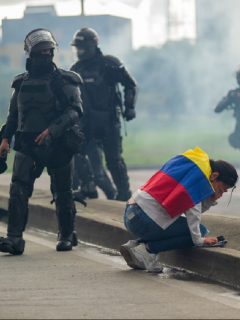 Imagen ilustrativa de una mujer afectada por los gases lacrimógenos del Esmad en una manifestación.