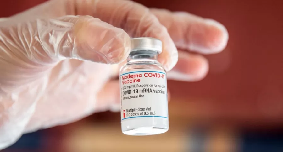 Vial de la vacuna para el COVID-19 de la farmacéutica Moderna.
