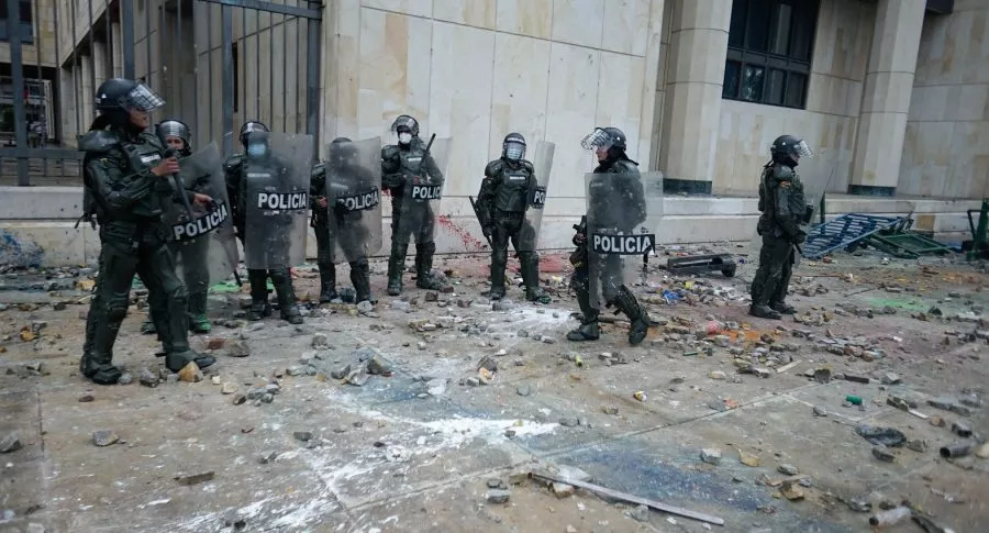 Enfrentamientos entre policías y manifestantes en el centro de Bogotá hoy.