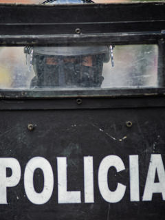 Imagen de referencia de oficial de la Policía Antidisturbios (Esmad) a través de su escudo, en Bogotá, el 28 de abril de 2021. Ilustra nota sobre supuesta muerte de joven a manos del Esmad, en el centro de Bogotá el 1 de mayo de 2021, que fue desmentida por la Policía Metropolitana.