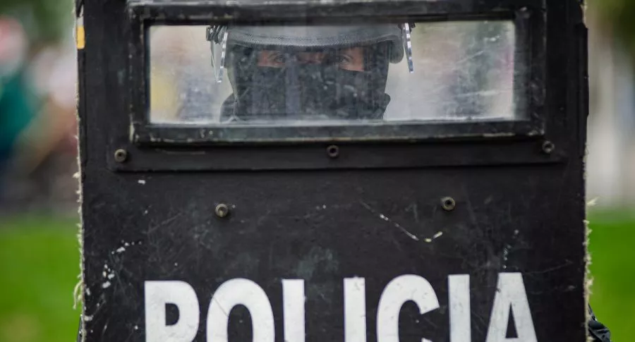Imagen de referencia de oficial de la Policía Antidisturbios (Esmad) a través de su escudo, en Bogotá, el 28 de abril de 2021. Ilustra nota sobre supuesta muerte de joven a manos del Esmad, en el centro de Bogotá el 1 de mayo de 2021, que fue desmentida por la Policía Metropolitana.