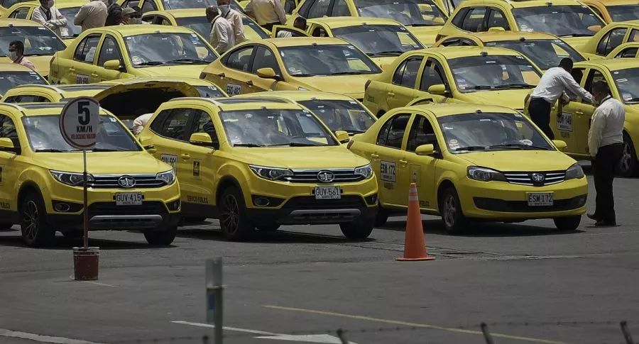 Taxistas en Colombia, que celebran que se hundió proyecto de ley para regular plataformas de transporte