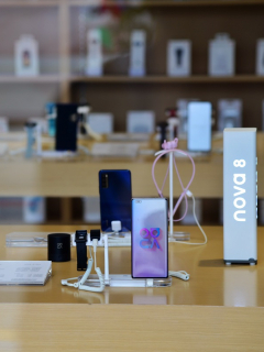 Vista de la tienda insignia de Huawei en Beijing, China, 29 de abril de 2021. Ilustra nota sobre la lista de los celulares más vendidos en el mundo, liderada por Samsung y Apple y en la que Huawei pasó al séptimo lugar.