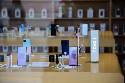 Vista de la tienda insignia de Huawei en Beijing, China, 29 de abril de 2021. Ilustra nota sobre la lista de los celulares más vendidos en el mundo, liderada por Samsung y Apple y en la que Huawei pasó al séptimo lugar.