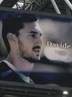 Imagen de homenaje a Davide Astori; cárcel a médico que obvió problemas cardíacos de jugador