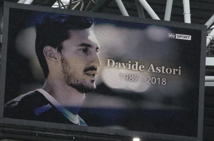 Imagen de homenaje a Davide Astori; cárcel a médico que obvió problemas cardíacos de jugador