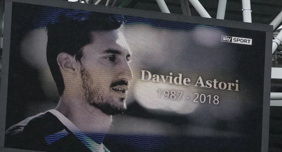 Imagen de homenaje a Davide Astori; cárcel a médico que obvió problemas cardíacos de jugador