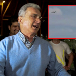 Insólito sobrevuelo de avioneta en playas de Miami con mensaje contra Álvaro Uribe