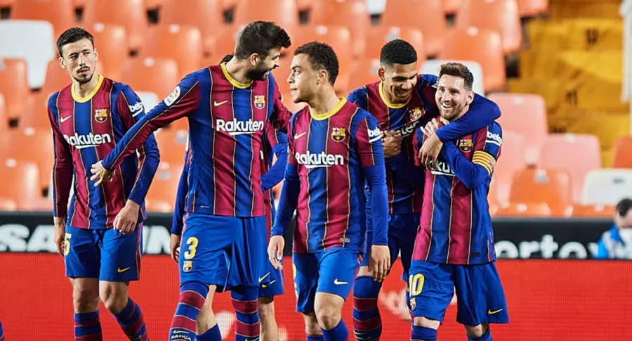 Foto de Messi y los jugadores del Barcelona ilustra nota sobre la comida que el argentino organizó