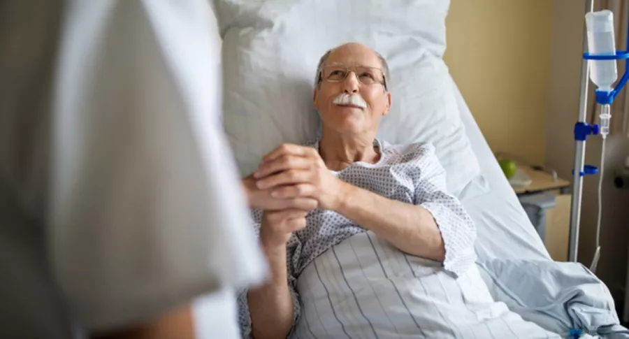 Anciano en cama de hospital, ilustra nota de anciano con covid murió al renunciar a cama en UCI para que atendieran a joven