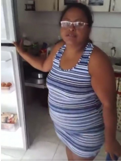 Mujer en Cali celebrando que su nevera quedó llena luego de robo a supermercado